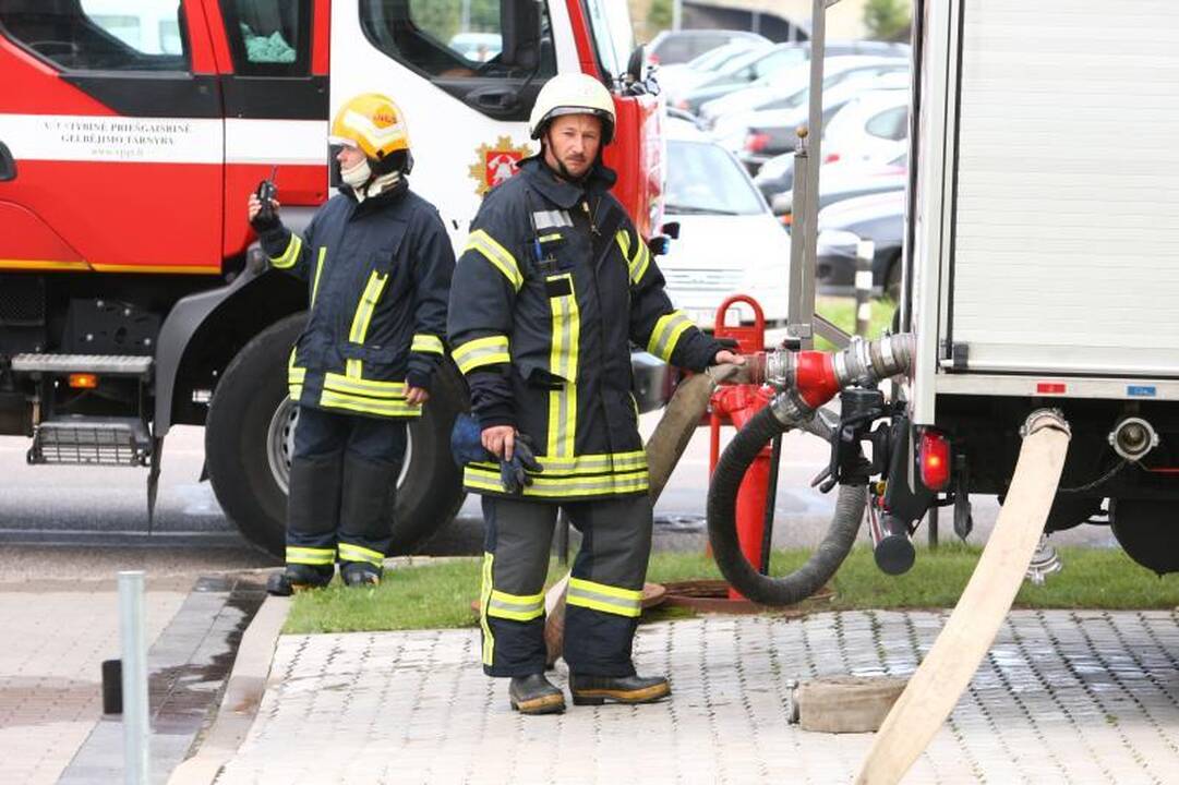 Ugniagesiai mokėsi gesinti Seimo rūmus