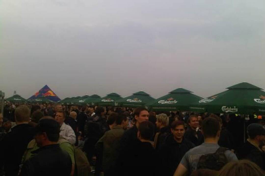 AC/DC sudrebino Varšuvą
