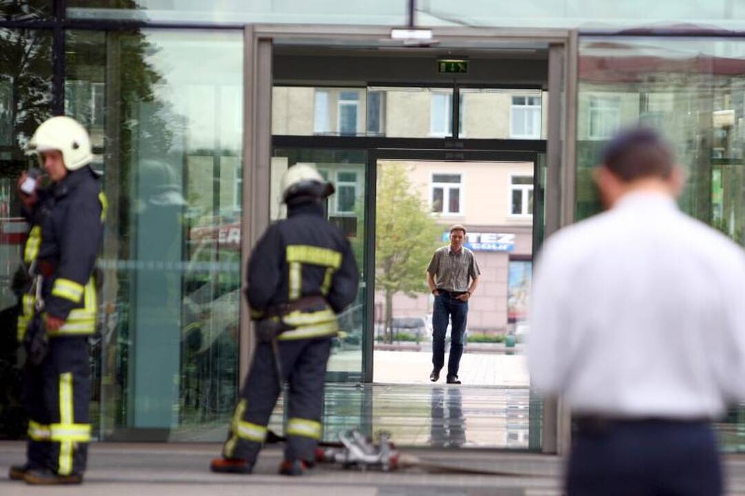 Ugniagesiai mokėsi gesinti Seimo rūmus