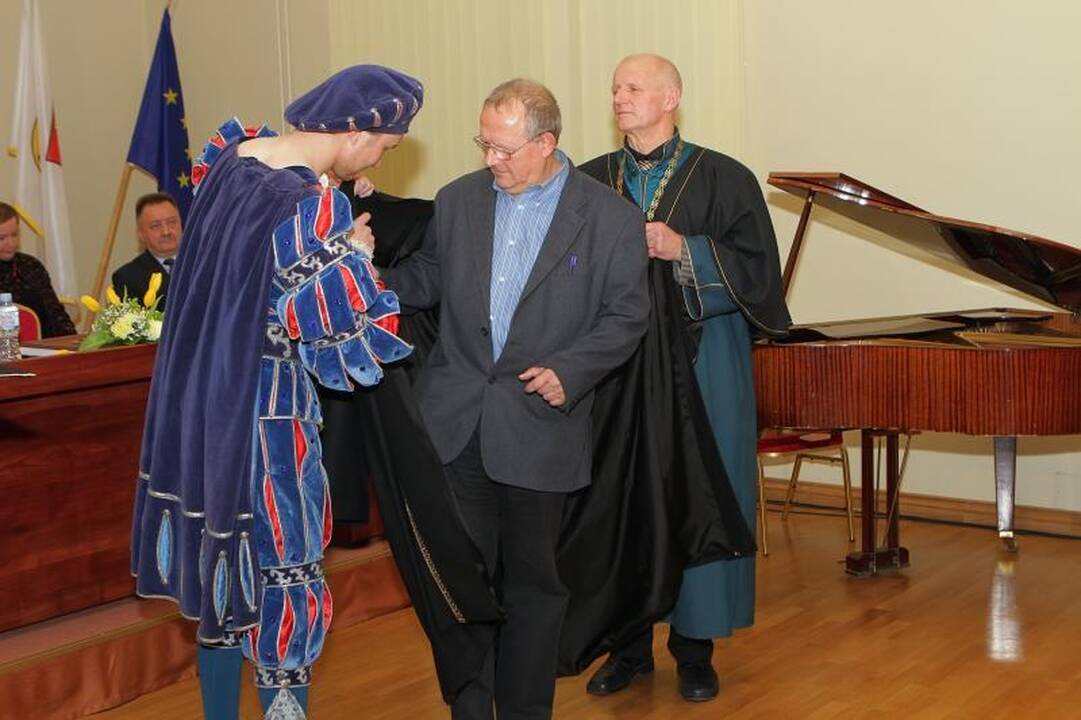 KU iškilmingoje ceremonijoje inauguruoti Garbės daktarai
