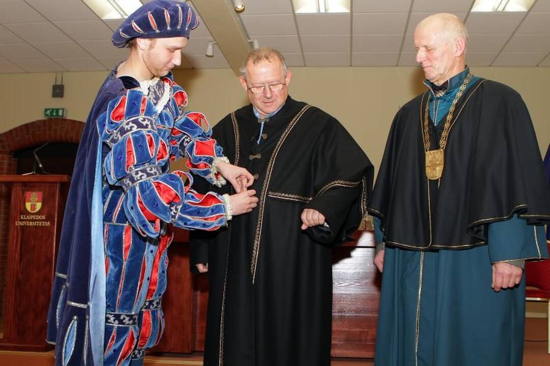 KU iškilmingoje ceremonijoje inauguruoti Garbės daktarai
