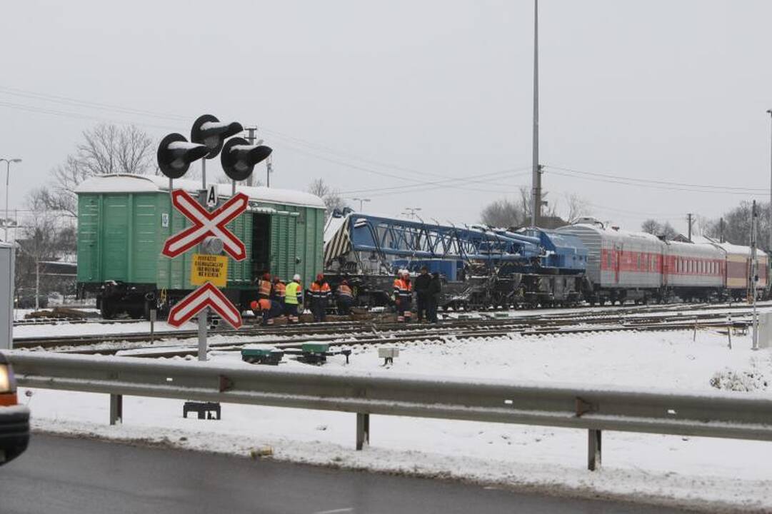 Rimkų pervažoje – nuvirtęs šilumvežis   