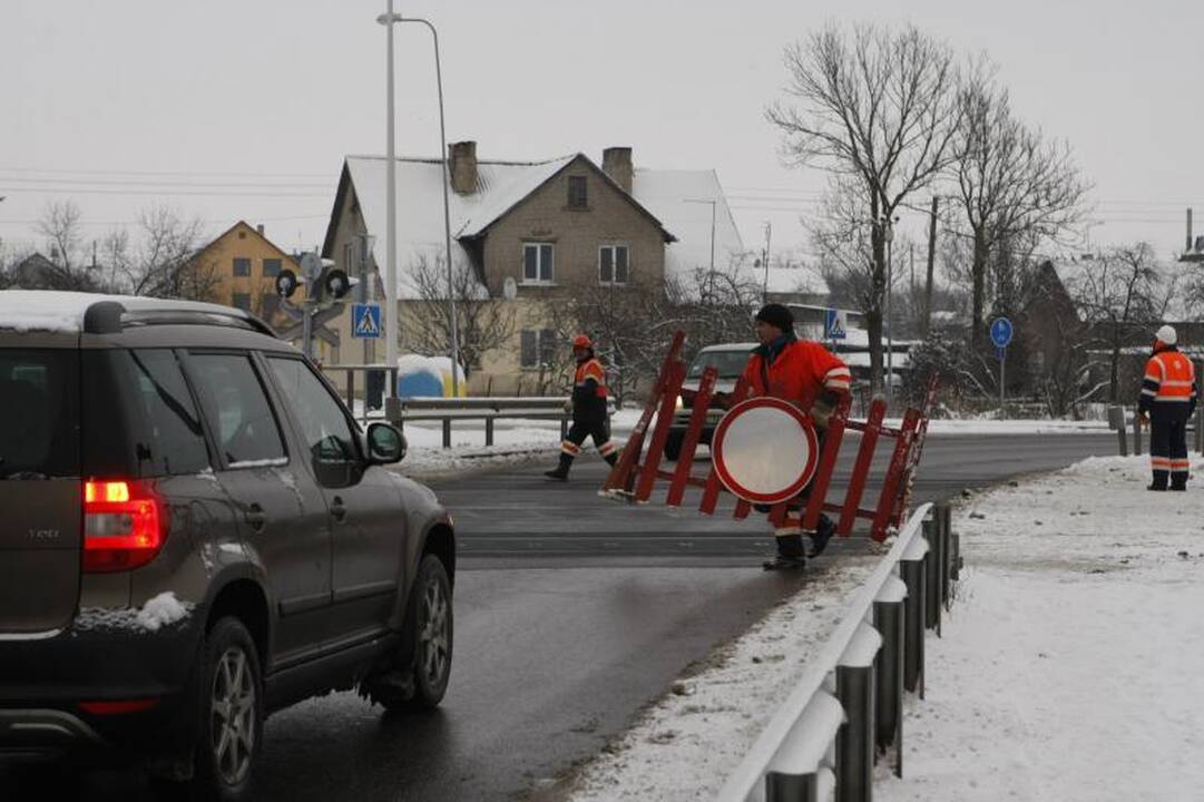 Rimkų pervažoje – nuvirtęs šilumvežis   