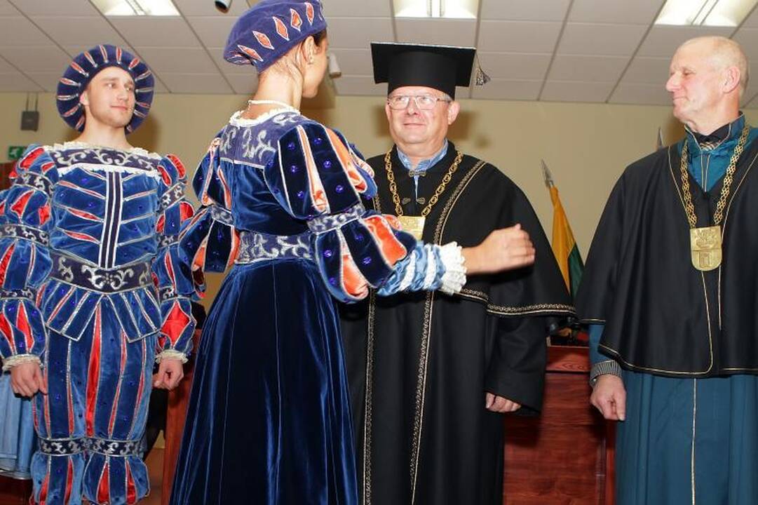 KU iškilmingoje ceremonijoje inauguruoti Garbės daktarai