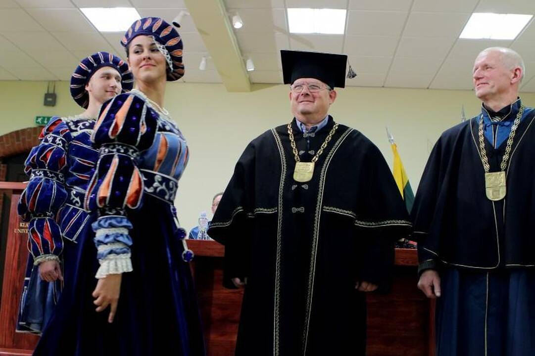 KU iškilmingoje ceremonijoje inauguruoti Garbės daktarai