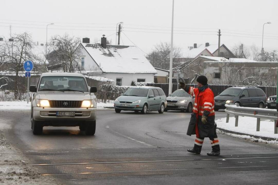 Rimkų pervažoje – nuvirtęs šilumvežis   