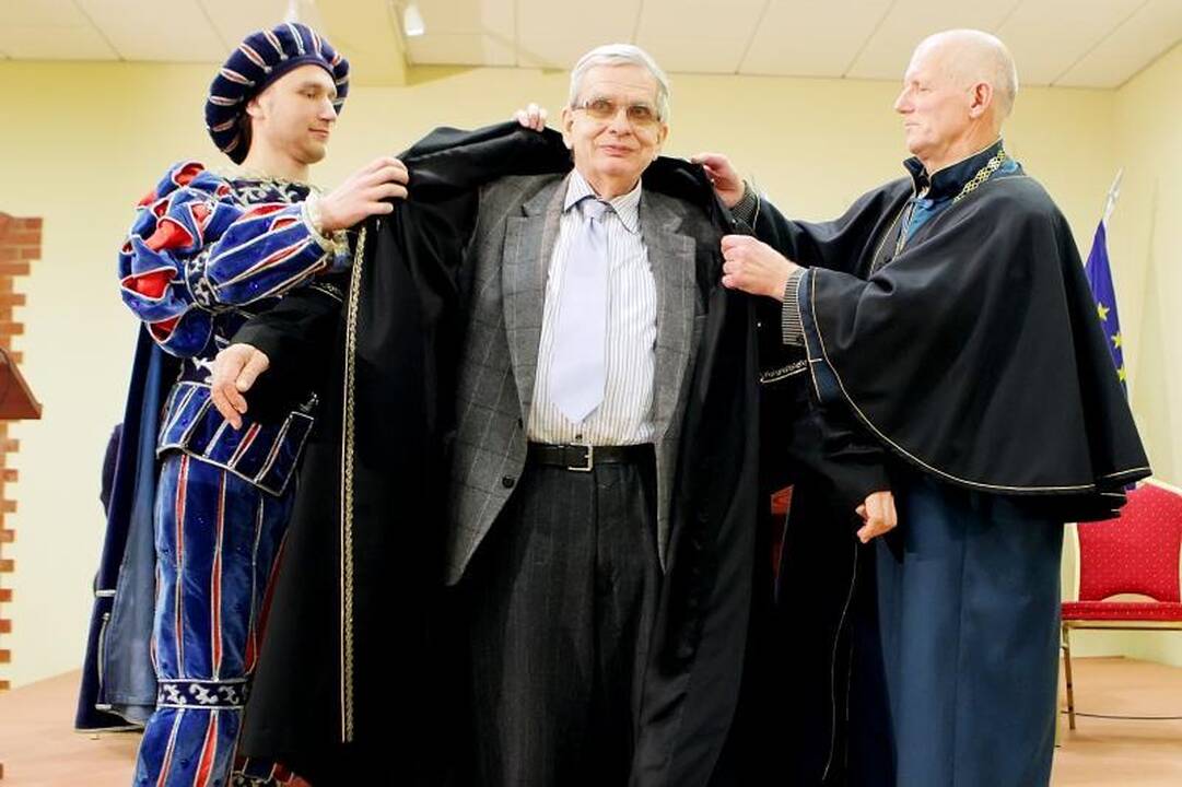KU iškilmingoje ceremonijoje inauguruoti Garbės daktarai