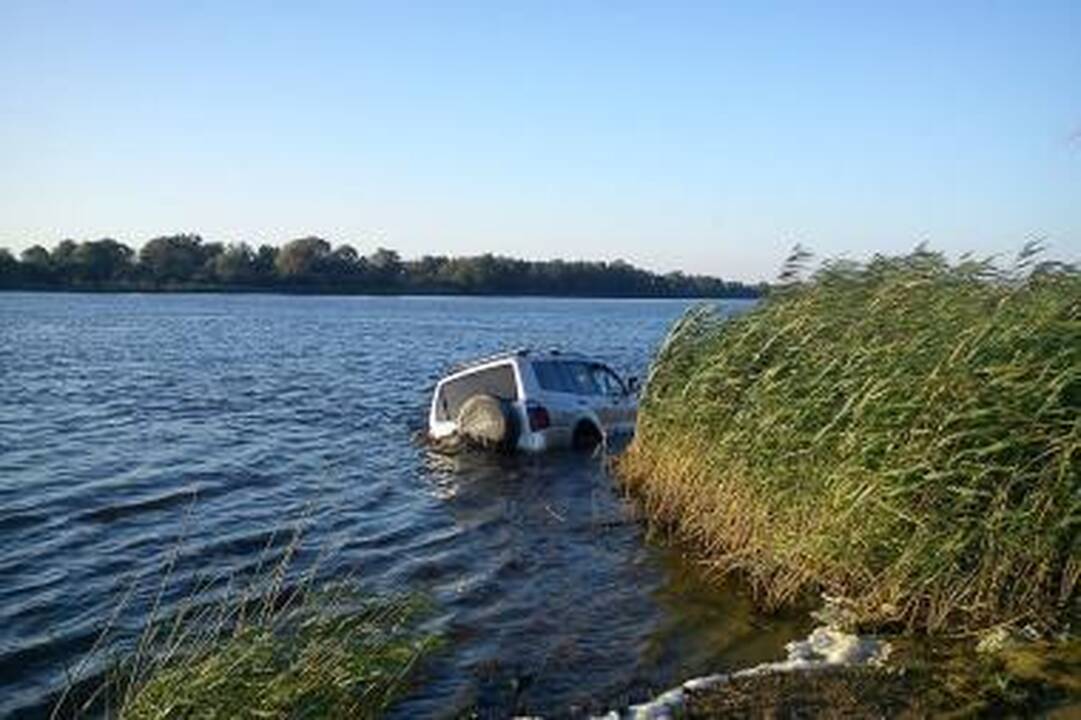 Šilutės r. į upę įlėkė visureigis