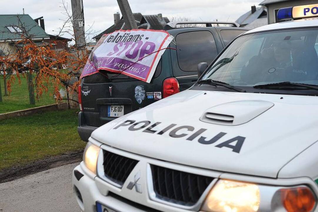 D.Kedžio dukra į mokyklą nėjo, su mama susitikti nevažiavo