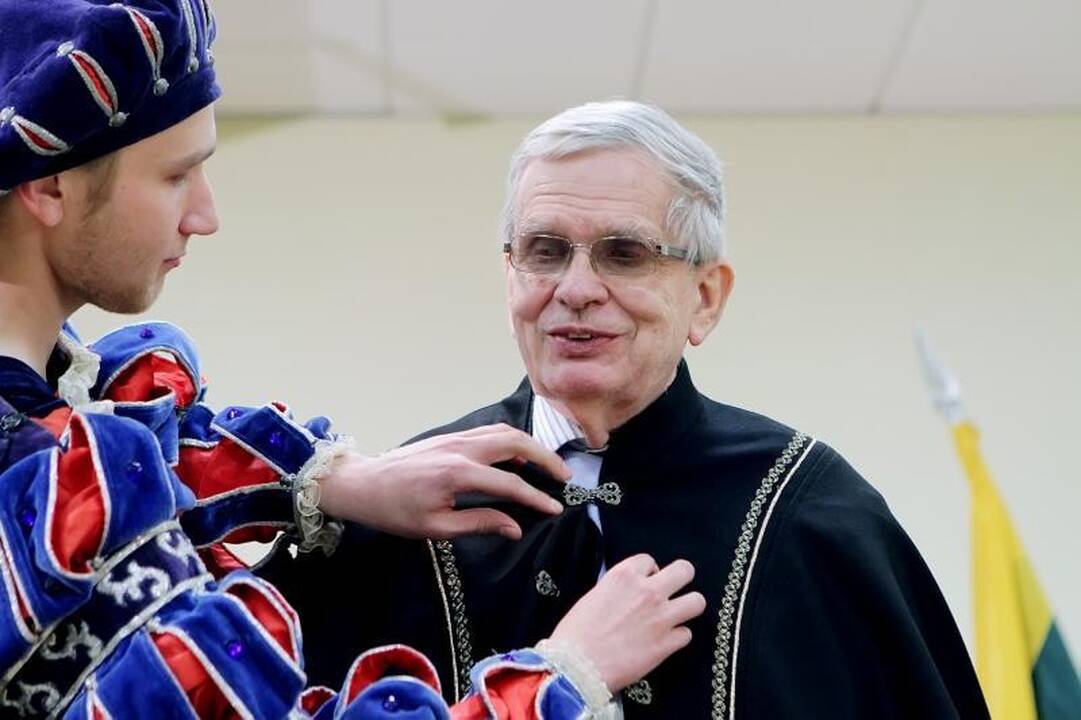 KU iškilmingoje ceremonijoje inauguruoti Garbės daktarai