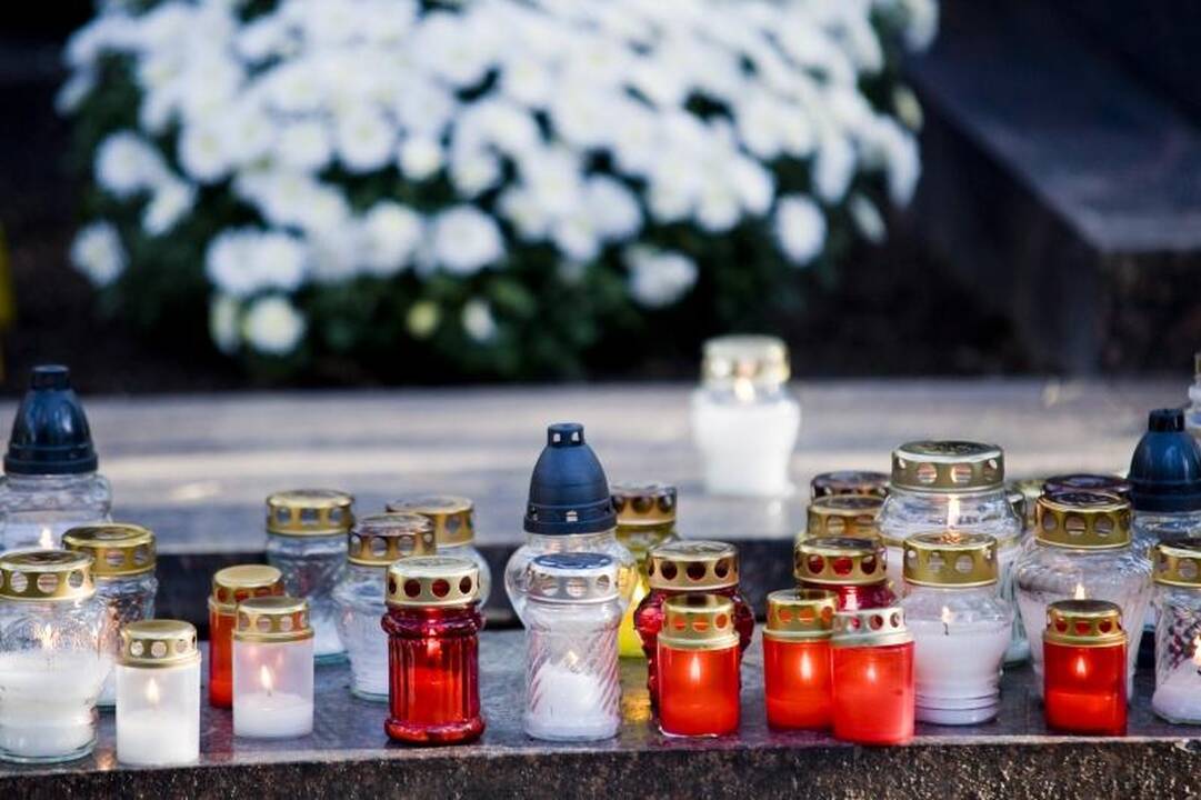 Grupė parlamentarų siūlo Vėlines skelbti šventine diena