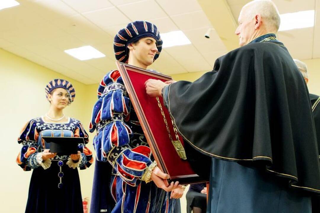 KU iškilmingoje ceremonijoje inauguruoti Garbės daktarai