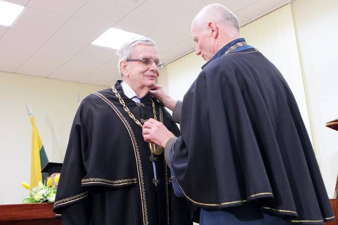 KU iškilmingoje ceremonijoje inauguruoti Garbės daktarai