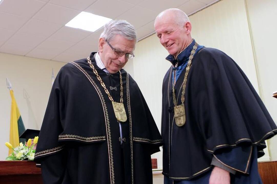 KU iškilmingoje ceremonijoje inauguruoti Garbės daktarai