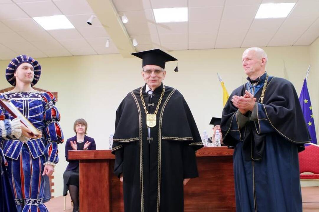 KU iškilmingoje ceremonijoje inauguruoti Garbės daktarai