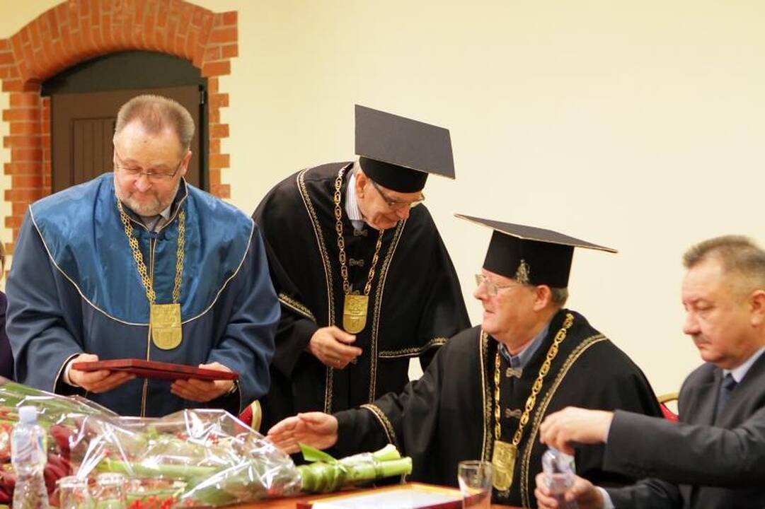 KU iškilmingoje ceremonijoje inauguruoti Garbės daktarai