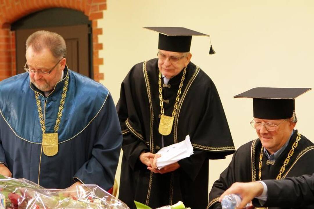 KU iškilmingoje ceremonijoje inauguruoti Garbės daktarai