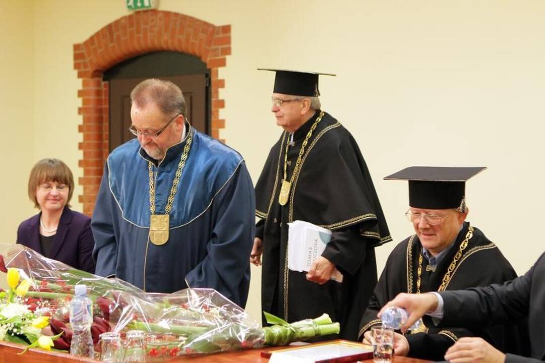 KU iškilmingoje ceremonijoje inauguruoti Garbės daktarai
