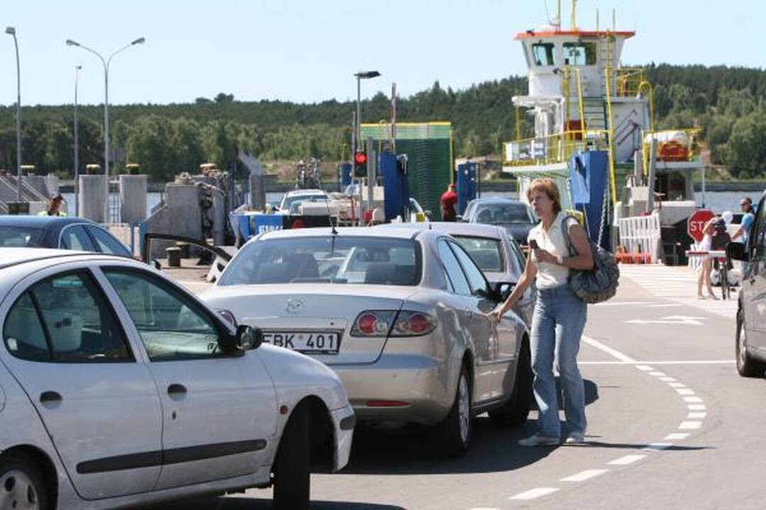 Į keltus – automobilių eilės