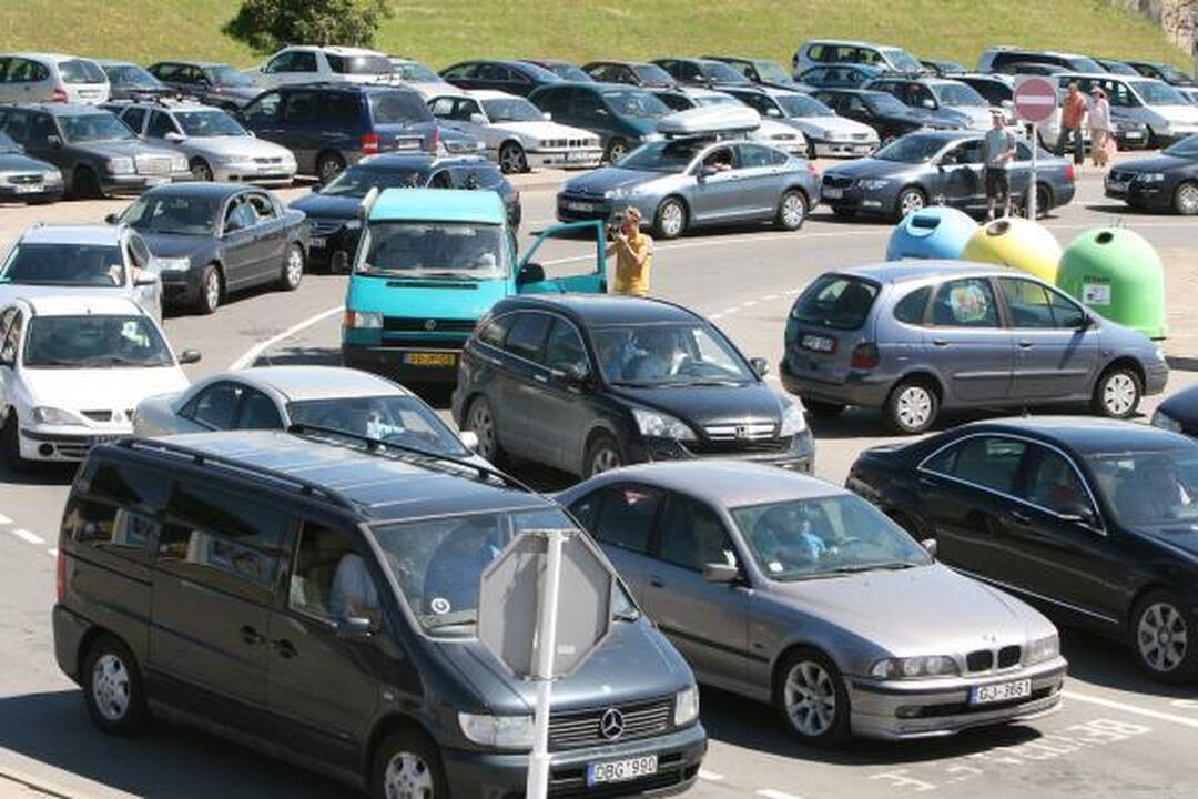 Į keltus – automobilių eilės