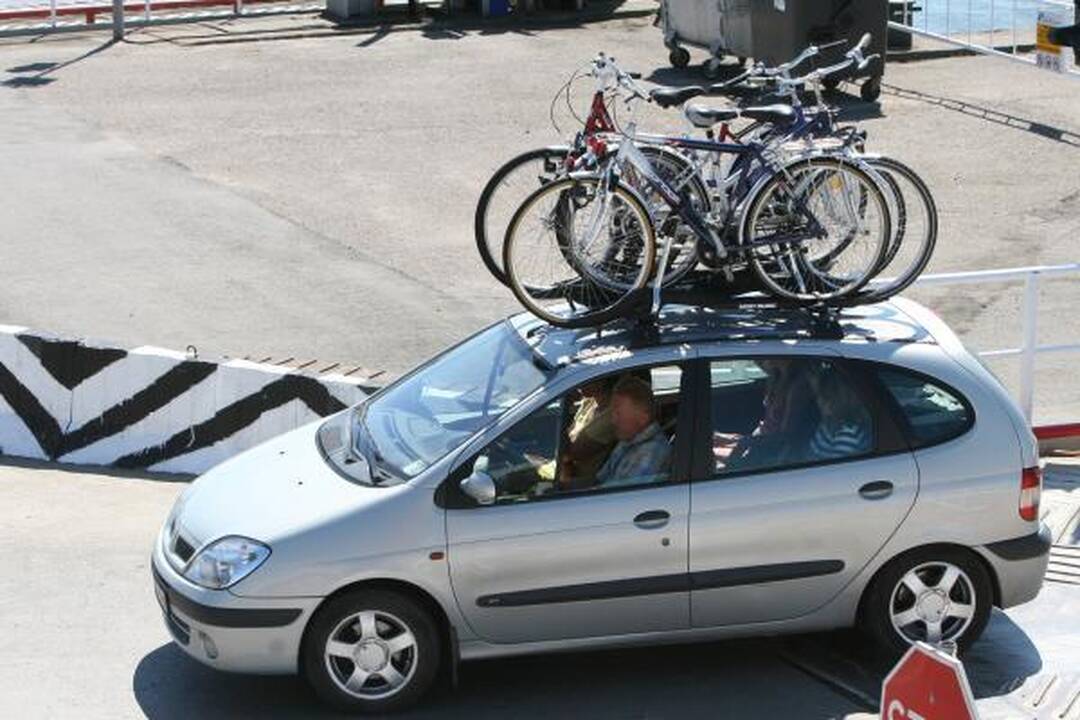 Į keltus – automobilių eilės