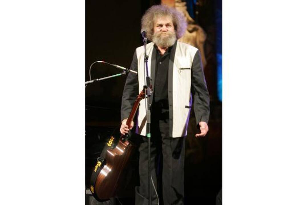 V.Kernagio vardo gitara teko A.Kulikauskui