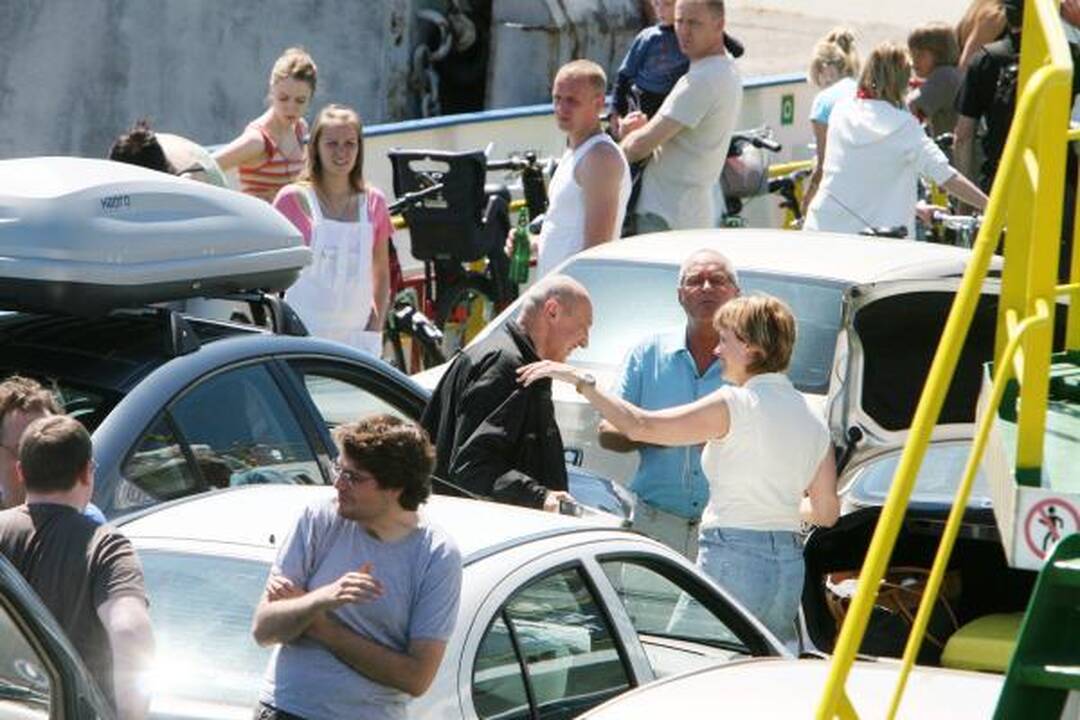 Į keltus – automobilių eilės