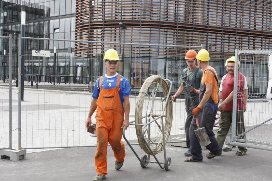 Klaipėdos arenoje jau klojamas parketas