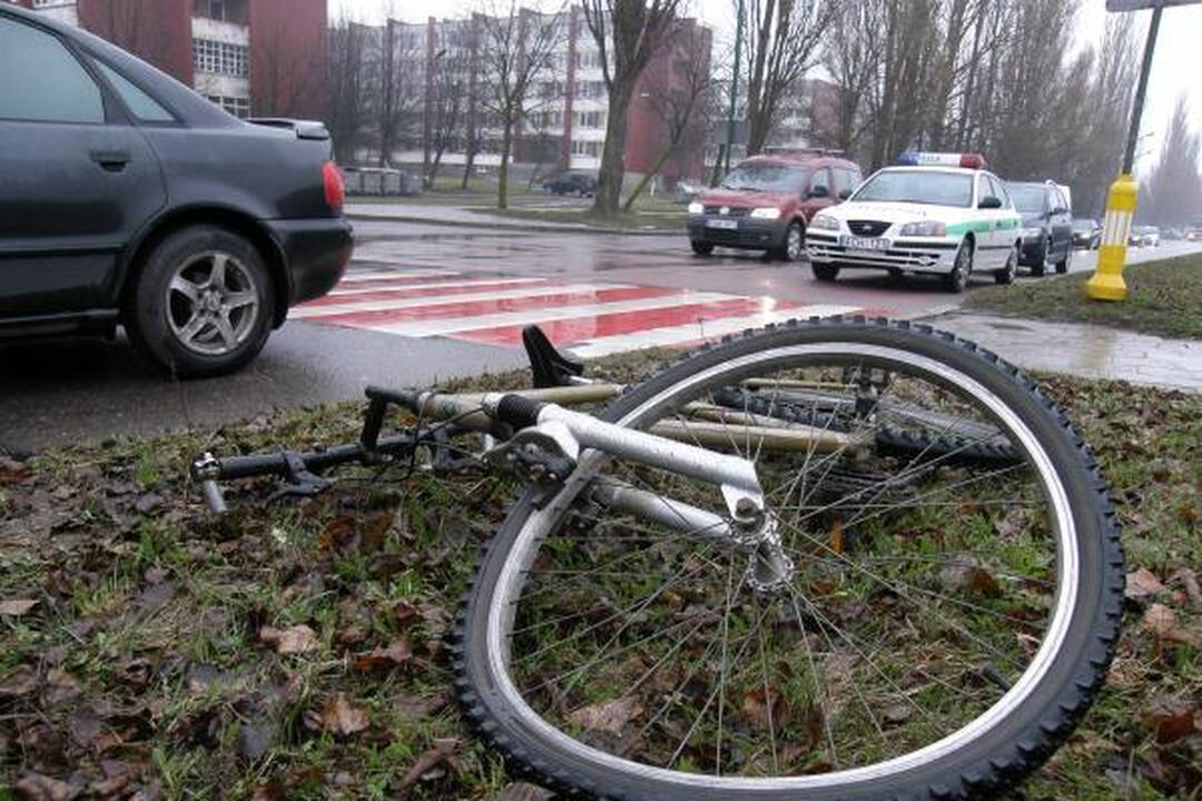 Pėsčiųjų perėjoje partrenktas dviratininkas