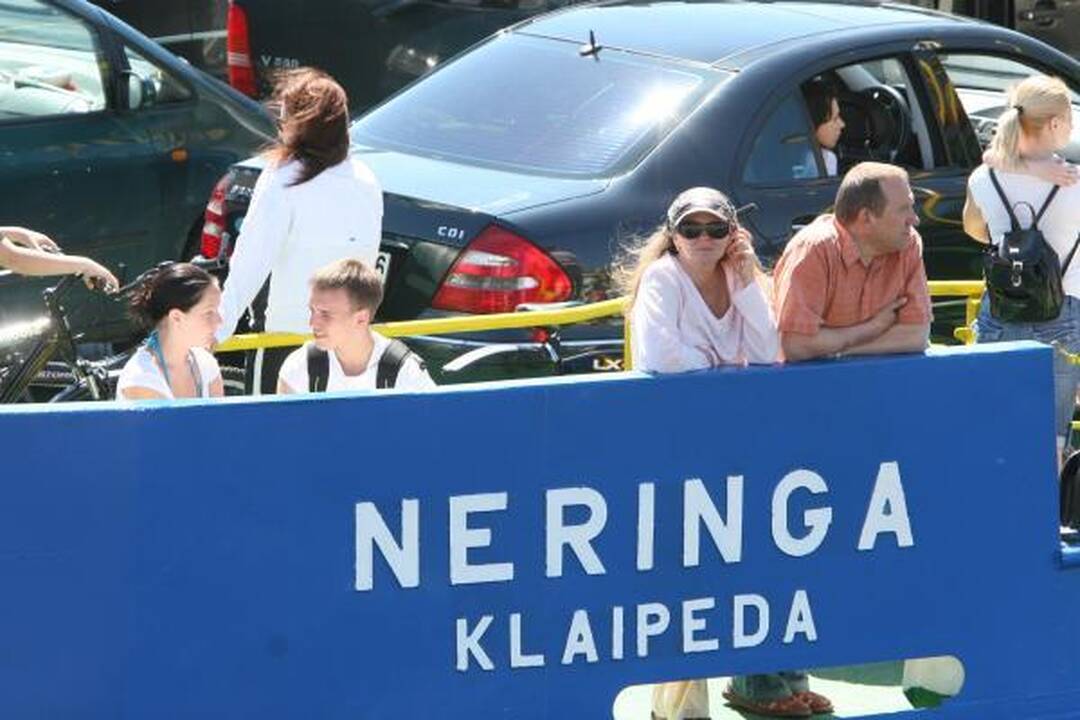 Į keltus – automobilių eilės