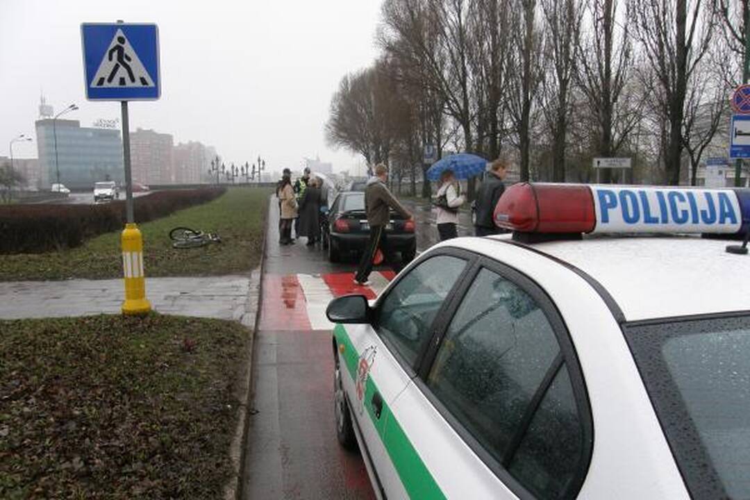 Pėsčiųjų perėjoje partrenktas dviratininkas