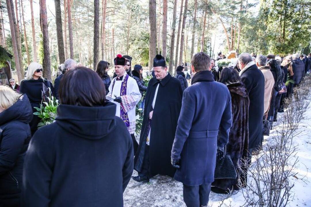 Į keltus – automobilių eilės