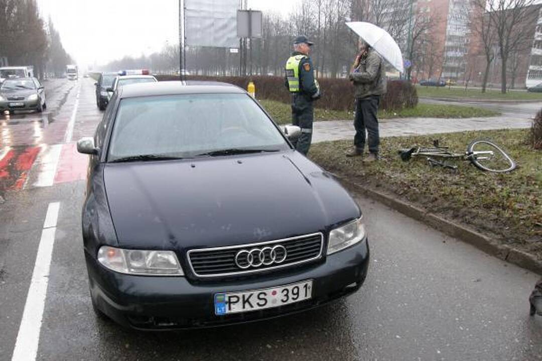 Pėsčiųjų perėjoje partrenktas dviratininkas