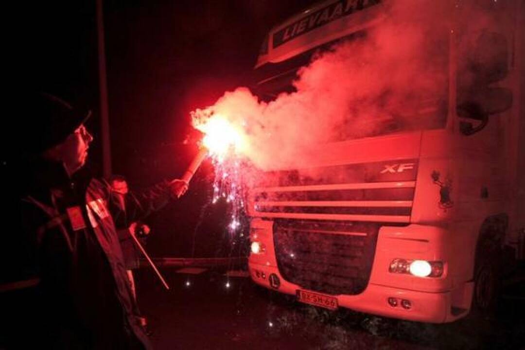 Trys iš dvylikos Prancūzijos naftos perdirbimo įmonių nutraukia streiką