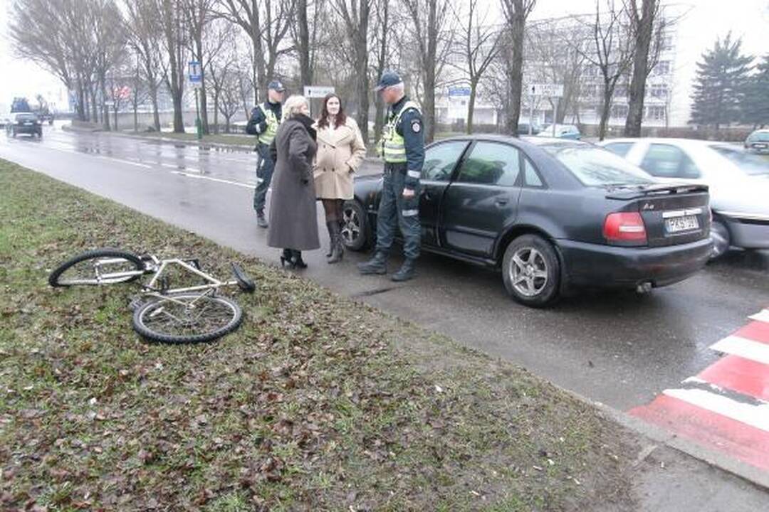 Pėsčiųjų perėjoje partrenktas dviratininkas