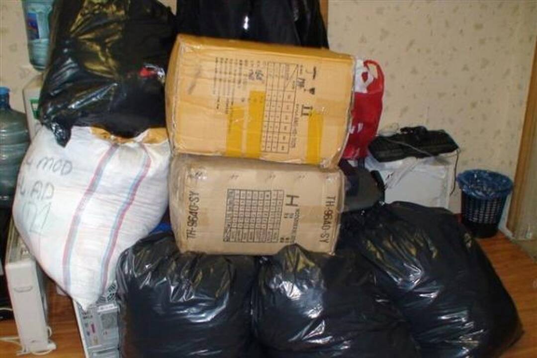 „Gariūnuose“ sulaikyta marškinėlių klastočių už daugiau kaip 100 tūkst. litų