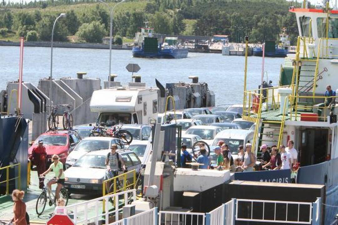 Į keltus – automobilių eilės