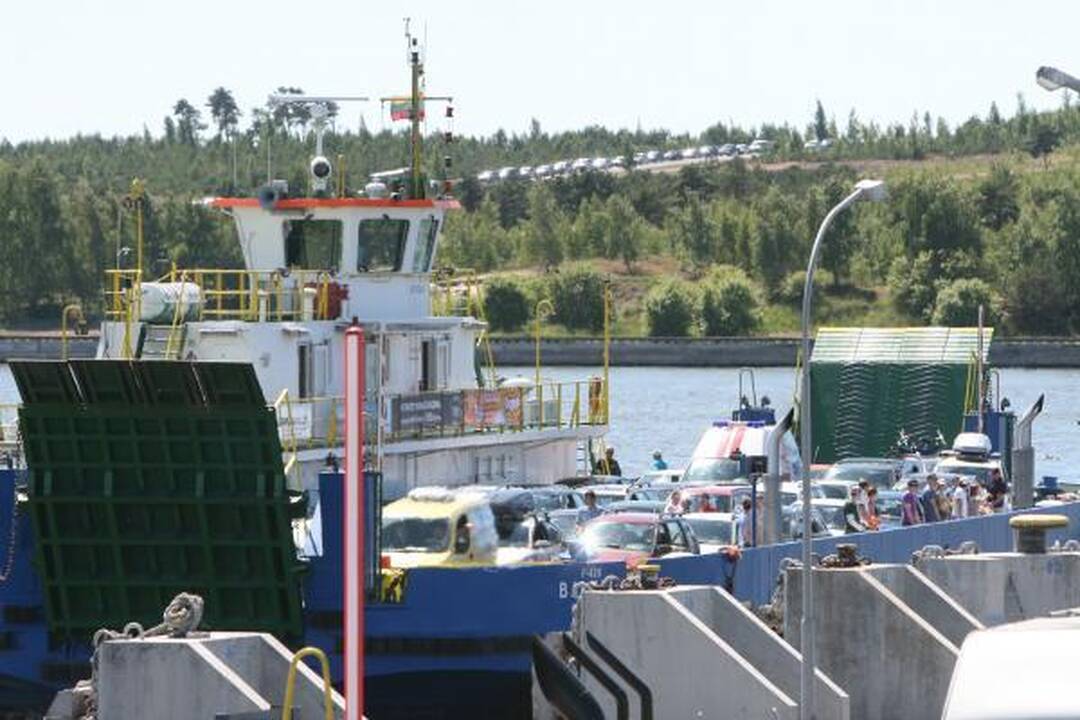 Į keltus – automobilių eilės