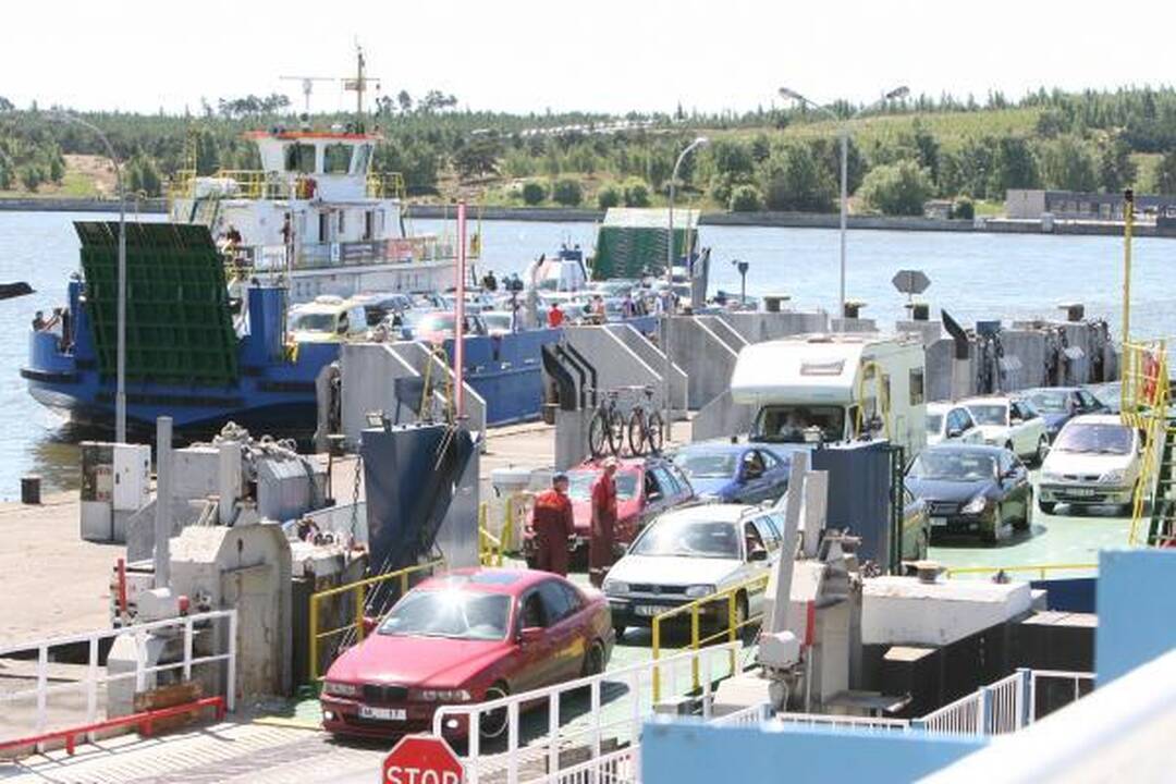 Į keltus – automobilių eilės
