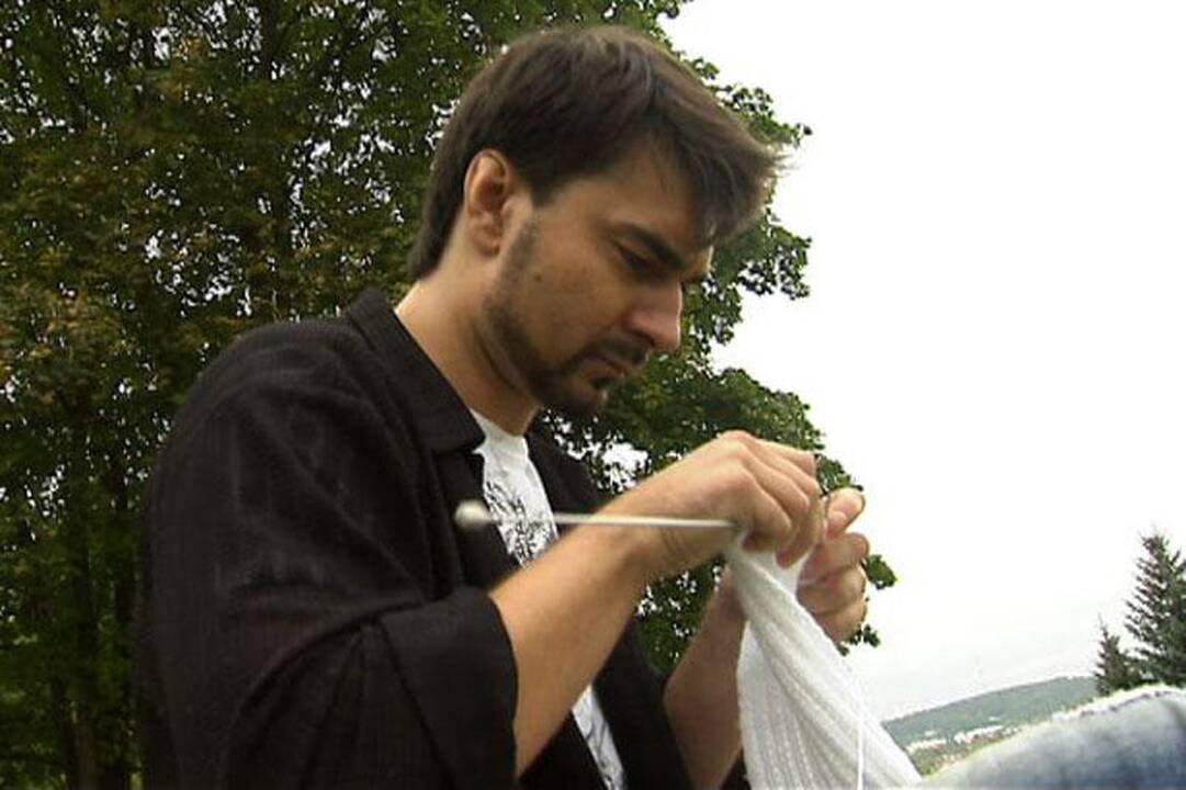 R.Bubelis už kantrumą savo šokių partnerei numezgė šaliką