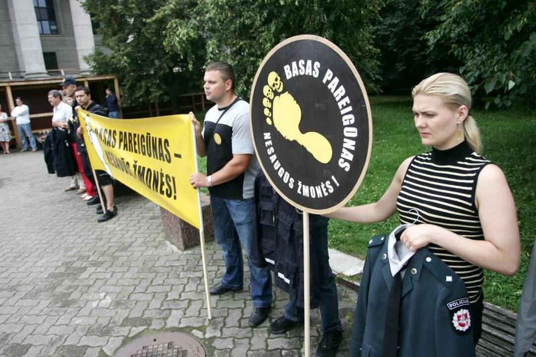 Dėl apgailėtinos finansinės situacijos protestuos policininkai
