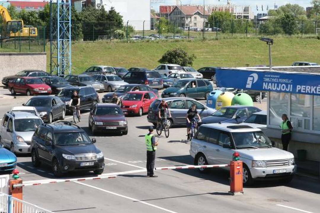 Į keltus – automobilių eilės