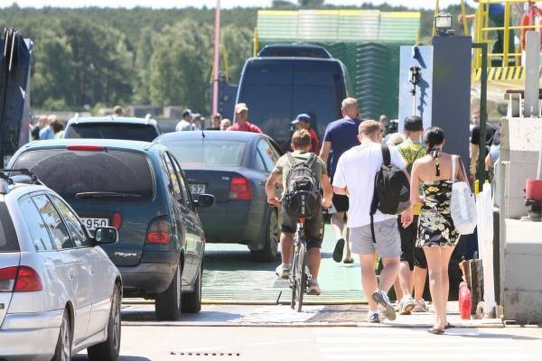 Į keltus – automobilių eilės
