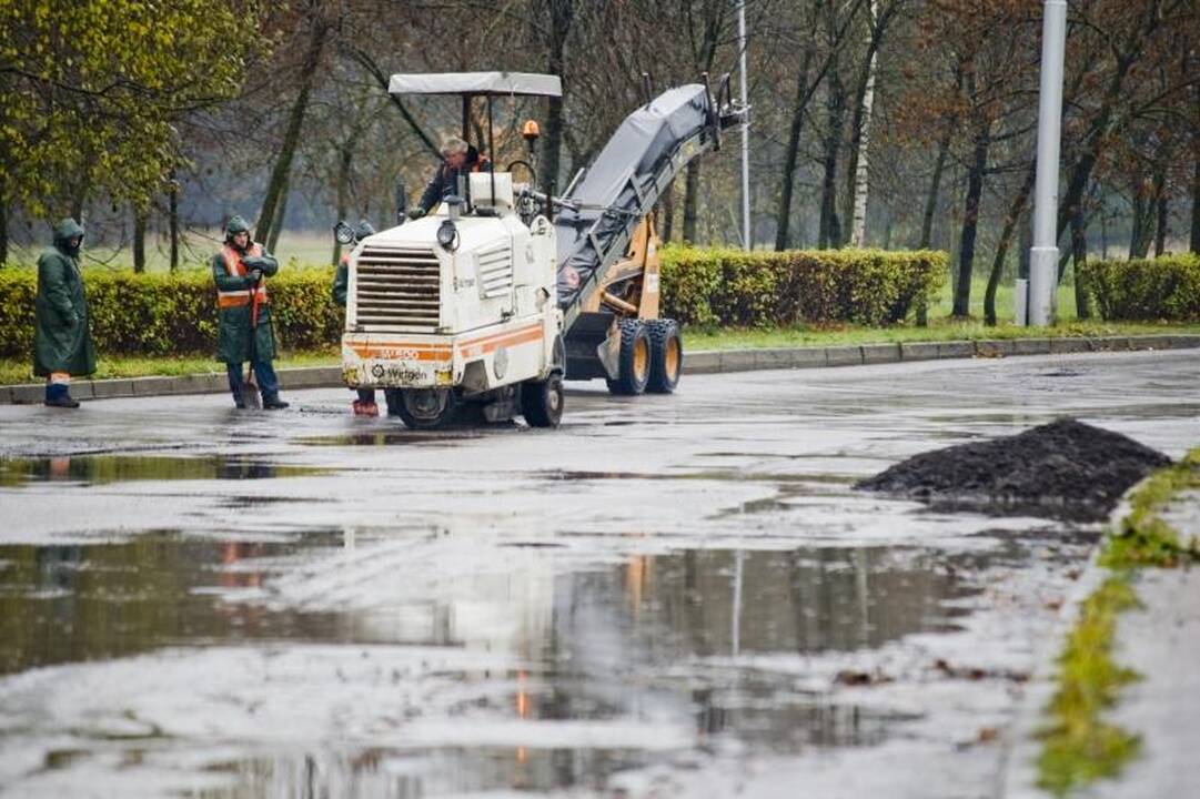 Gatvių remontas: darbininkai šaiposi ir asfaltą pila į balą