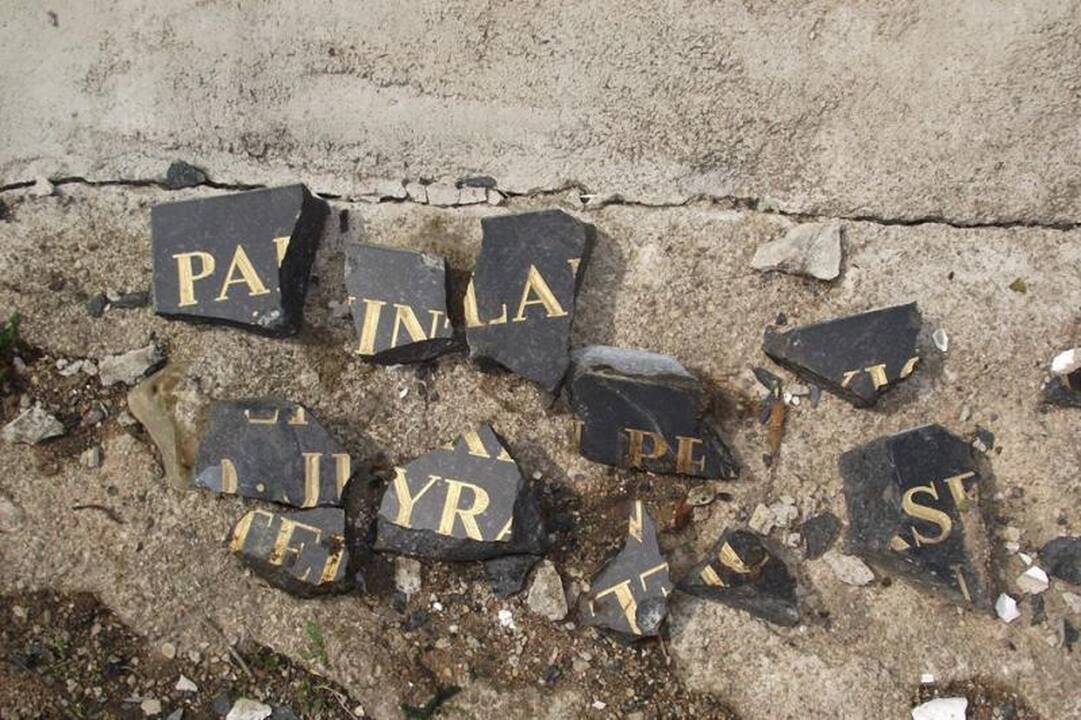 Kaune suniokotas D. Kedžiui skirtas paminklas – angelui nukirsta galva