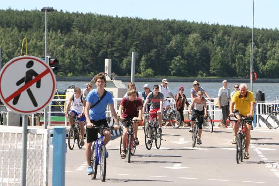 Į keltus – automobilių eilės