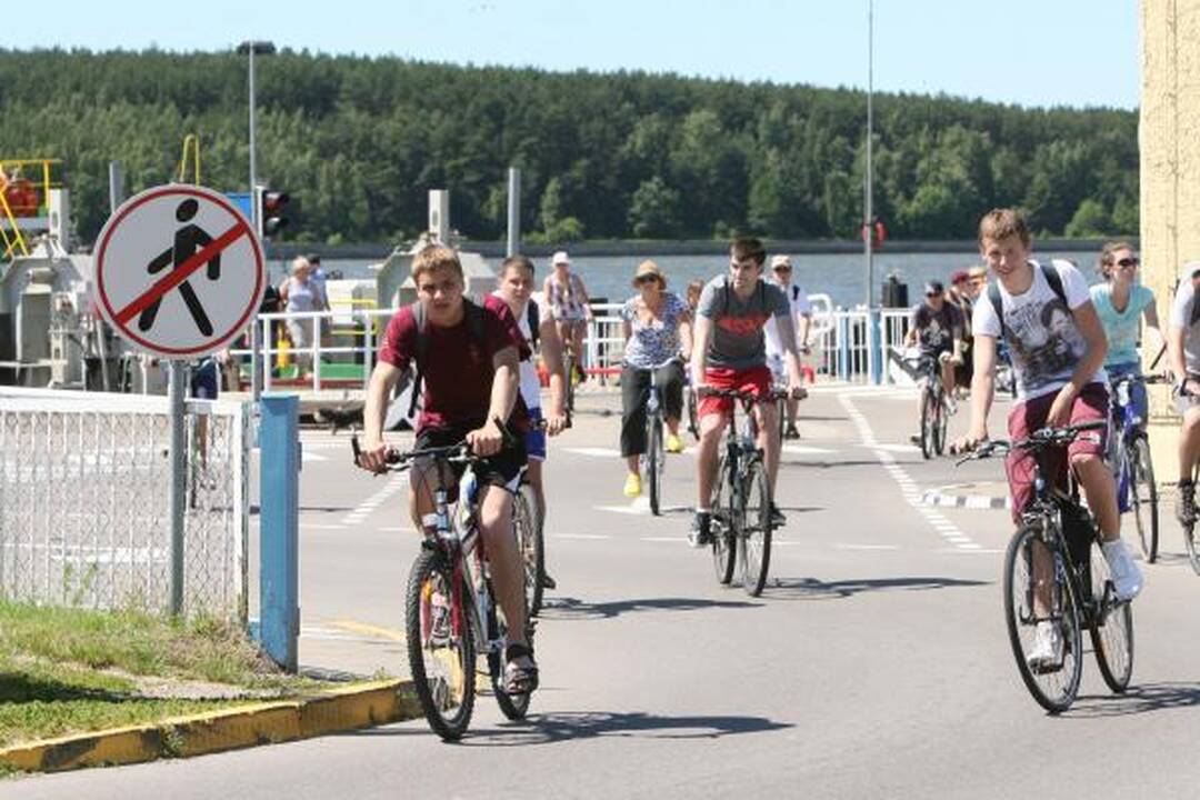 Į keltus – automobilių eilės