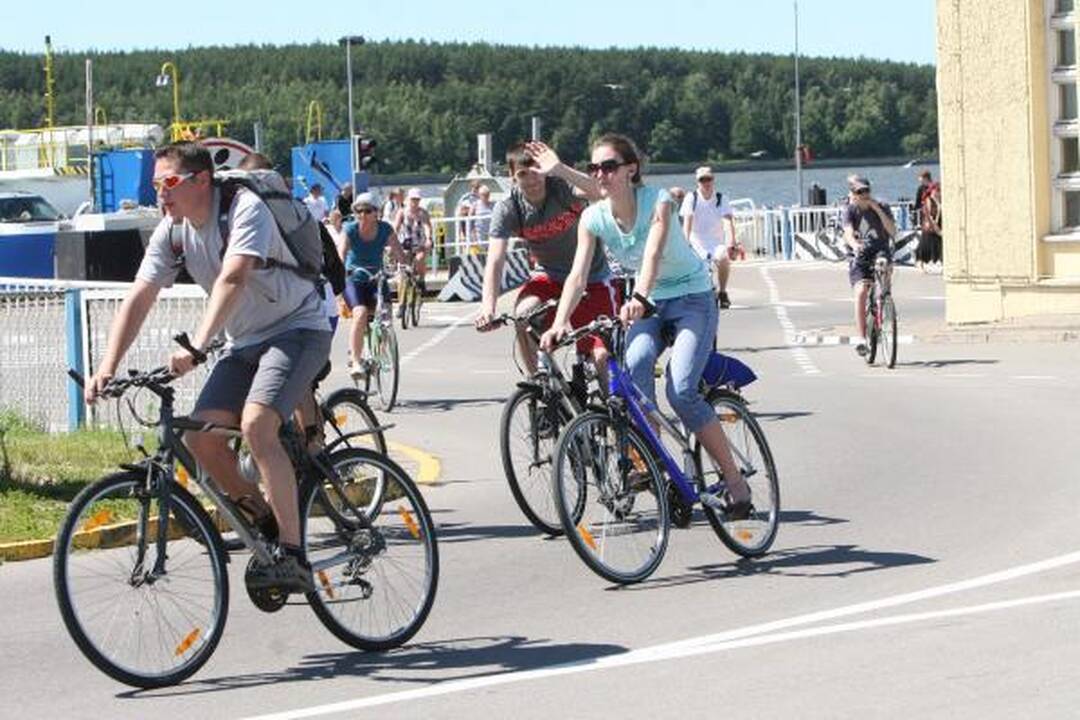 Į keltus – automobilių eilės