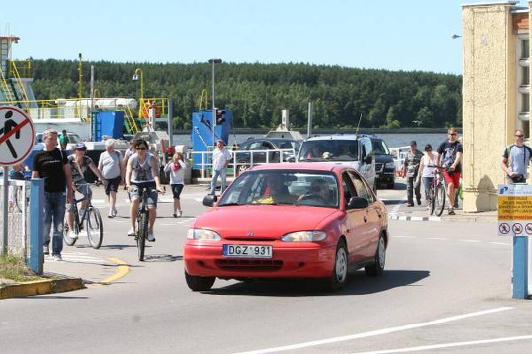 Į keltus – automobilių eilės