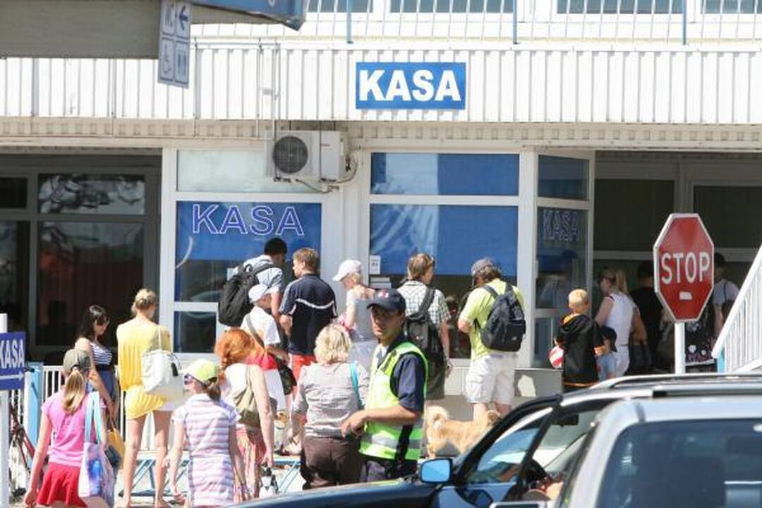 Į keltus – automobilių eilės
